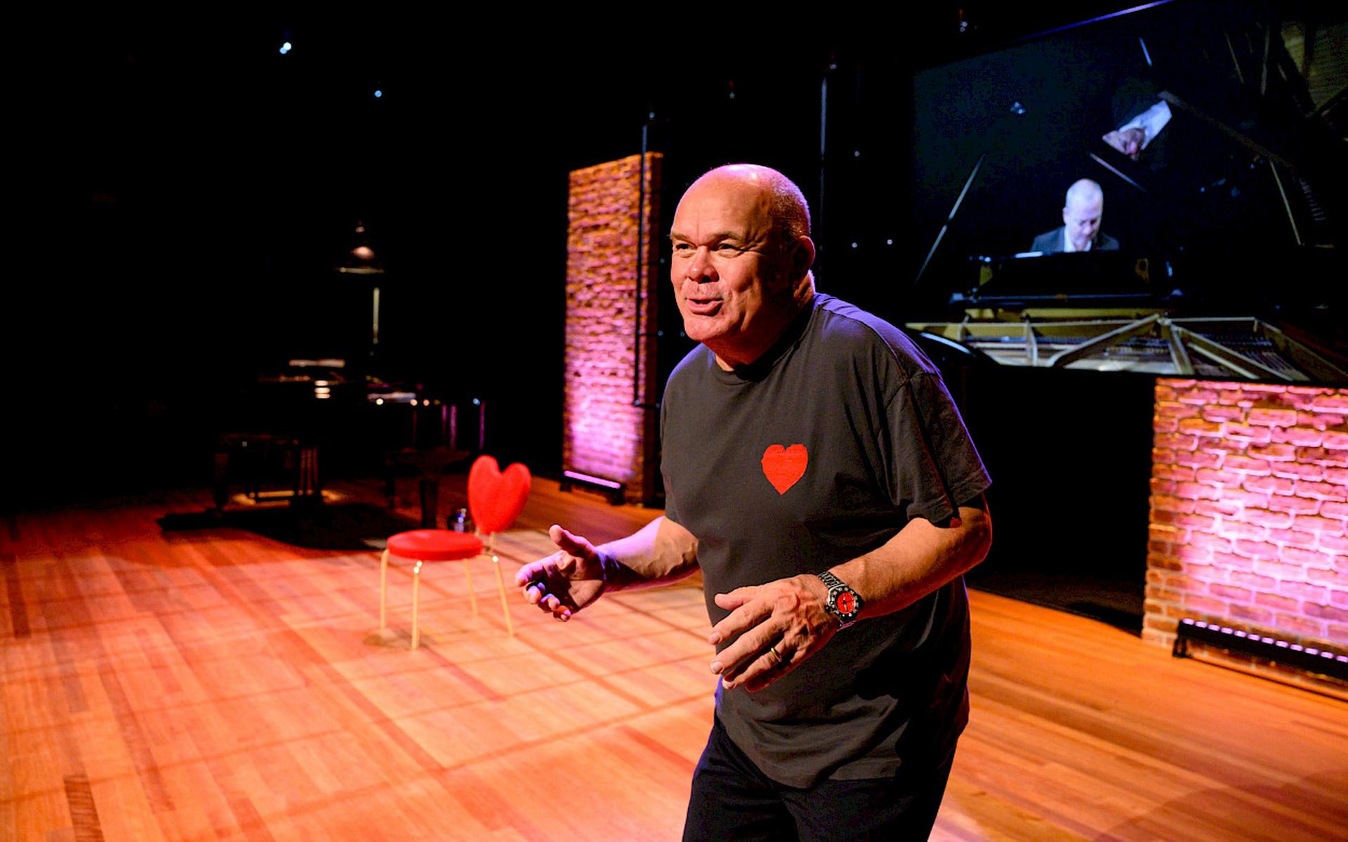 Openhartige familiekroniek van Paul de Leeuw | Recensie - Steenwijker